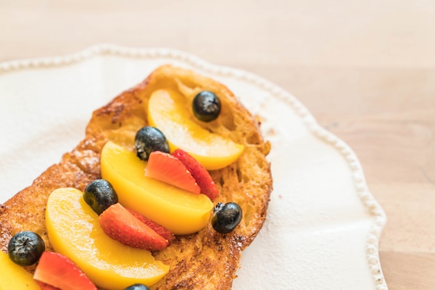 French Toast mit Pfirsich, Erdbeere und Blaubeeren