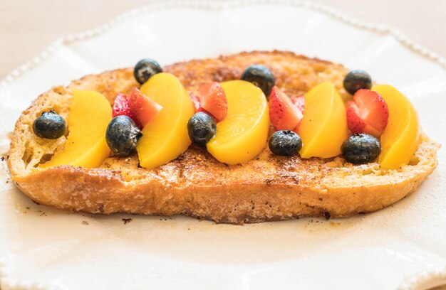 French Toast mit Pfirsich, Erdbeere und Blaubeeren