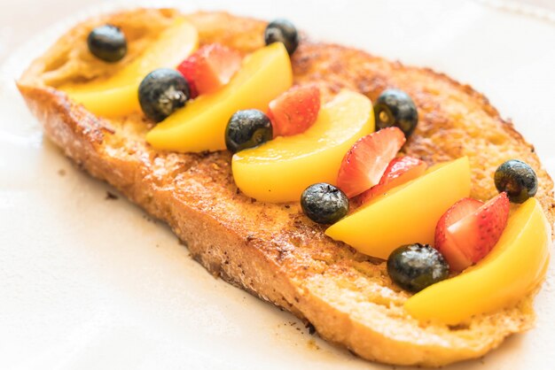 French Toast mit Pfirsich, Erdbeere und Blaubeeren