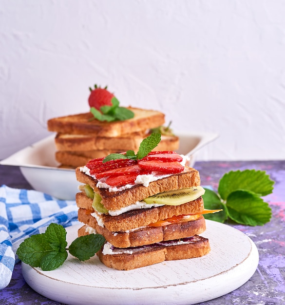 French Toast mit Quark, Erdbeeren, Kiwi