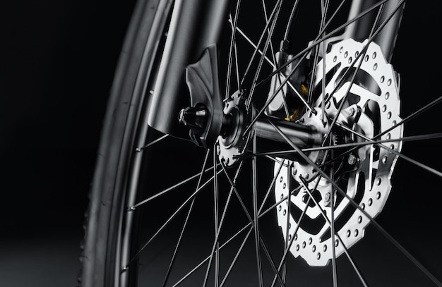 Frenos de disco en una bicicleta nueva primer plano sobre un fondo negro Foto de estudio