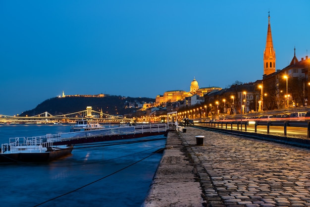 Frente al Danubio en Pest con vistas al Puente de las Cadenas y al Castillo de Buda