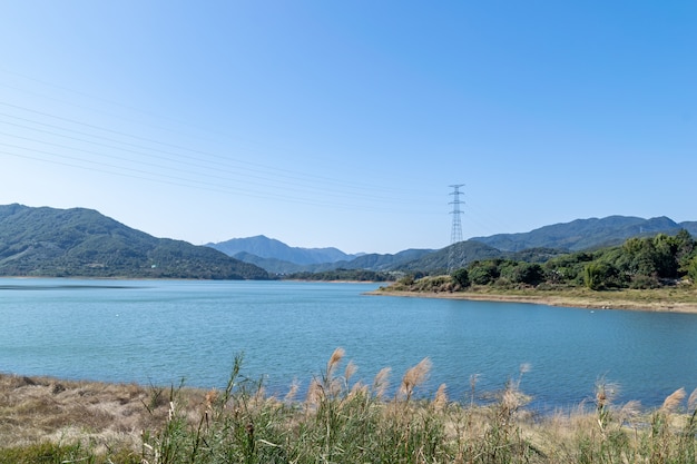 Frente al lago está la montaña, el cielo es azul y el agua del lago es azul