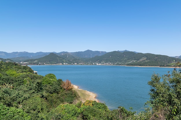 Frente al lago está la montaña, el cielo es azul y el agua del lago es azul