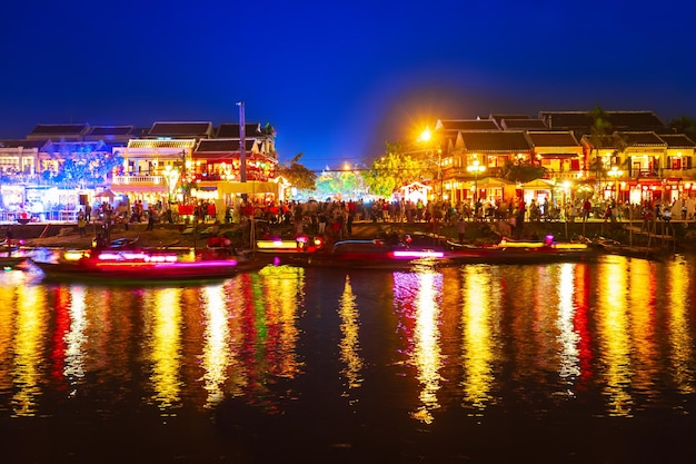 Frente al río de la ciudad antigua de Hoi An