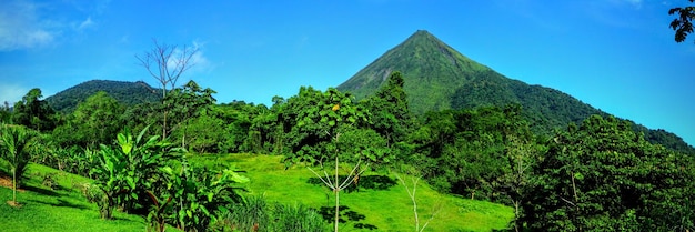 Frente al volcán Arenal