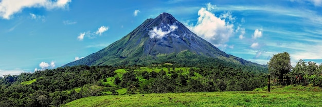 Frente al volcán Arenal