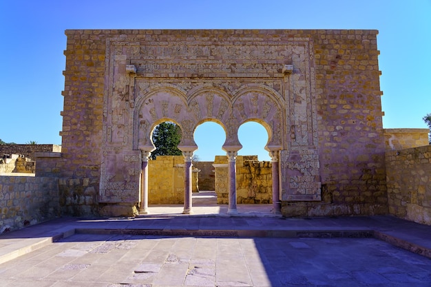 Frente del antiguo palacio en ruinas del emir árabe en la ciudad de Medina Azahara, Córdoba.