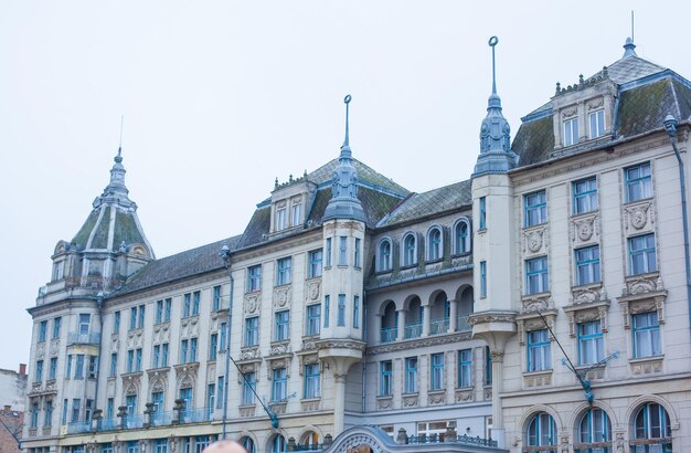 El frente del Aranybika Golden Bull Hotel en la plaza Kossuth en Debrecen, Hungría, el famoso hotel más antiguo de Hungría