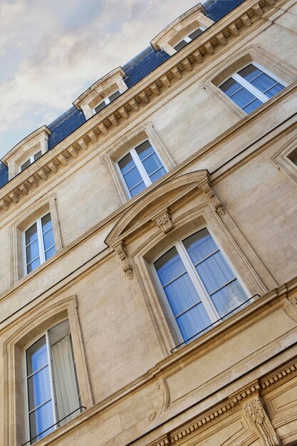 Frente a una arquitectura clásica francesa