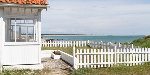 Foto frente a la casa de playa blanca de arcachon bassin en cap ferret en francia