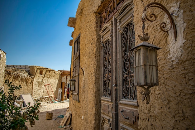 El frente de una casa Puerta de madera vieja con linterna de metal oxidado colgado