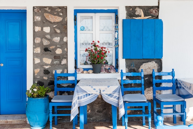 Frente de una casa tradicional en santorini