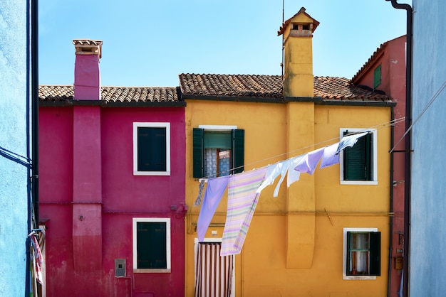 Frente de las casas amarillas y rojas en la isla de Burano.