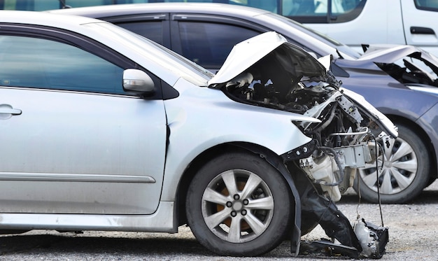 Frente del coche de color gris dañado y roto por espacio de copia de accidente