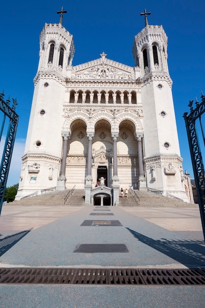 Frente da basílica de notre dame de fourviere, lyon, frança