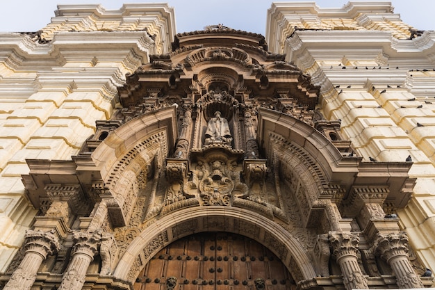 Foto frente da igreja de são francisco no centro de lima