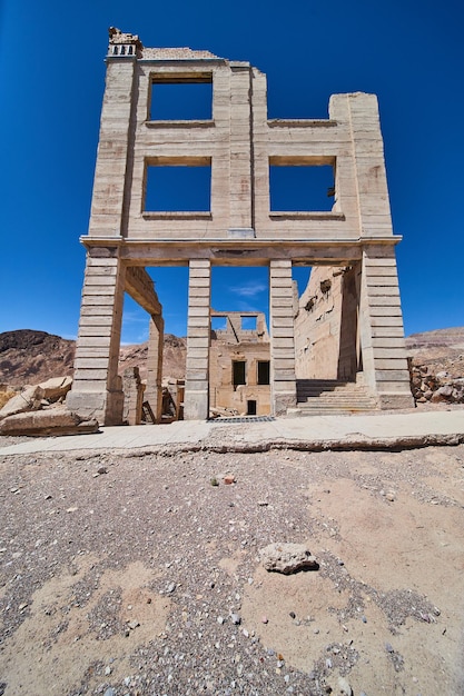 Frente de Rhyolite da cidade fantasma do deserto do edifício do banco