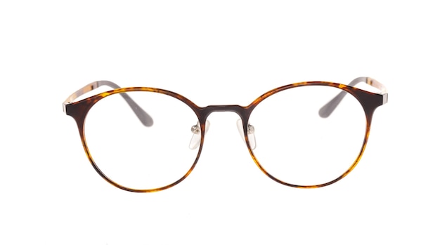 Frente de um par de óculos graduados de cor marrom e dourado, estilo clássico com lentes transparentes. Exibir em fundo branco isolado