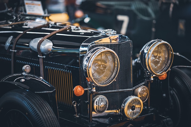 Frente e faróis de um carro antigo clássico