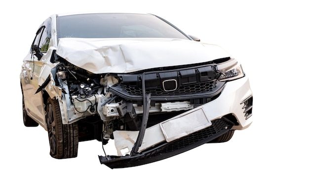 Frente e lateral do carro branco são danificados por acidente na estrada carros danificados após colisão isolada em fundo branco com traçado de recorte