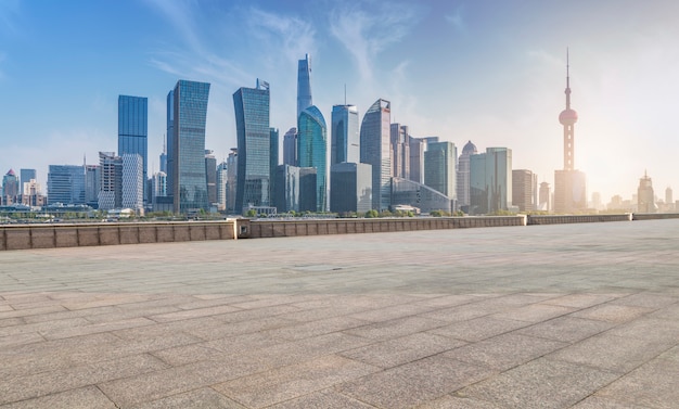 El frente del edificio de oficinas moderno en el distrito financiero de Shanghai,