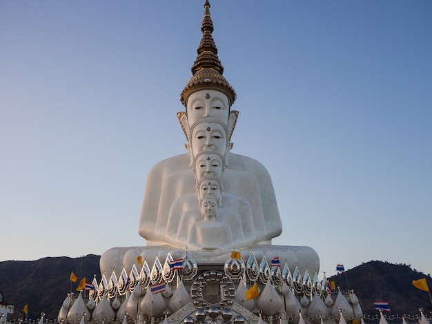En frente de la estatua de Buda en el templo phasornkaew