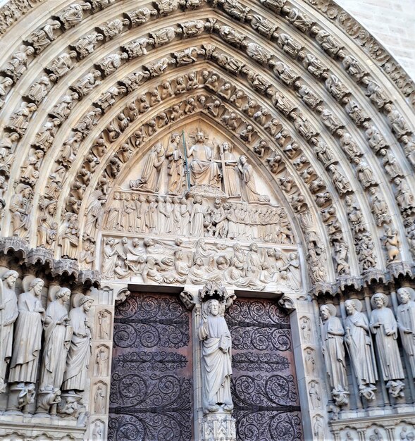 frente a una iglesia en Europa