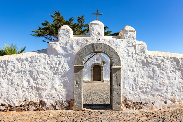 Frente a la iglesia de San Pedro de Alcántara en la localidad de Ampuyenta, Fuerteventura