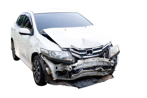 El frente y el lado del coche blanco se dañan por accidente en la carretera los coches dañados después de la colisión aislados en fondo blanco con la ruta de recorte incluyen