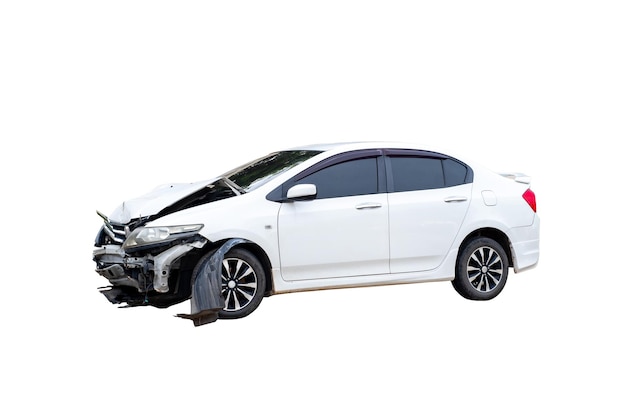 El frente y el lado del coche blanco se dañan por accidente en la carretera los coches dañados después de la colisión aislados en fondo blanco con la ruta de recorte incluyen