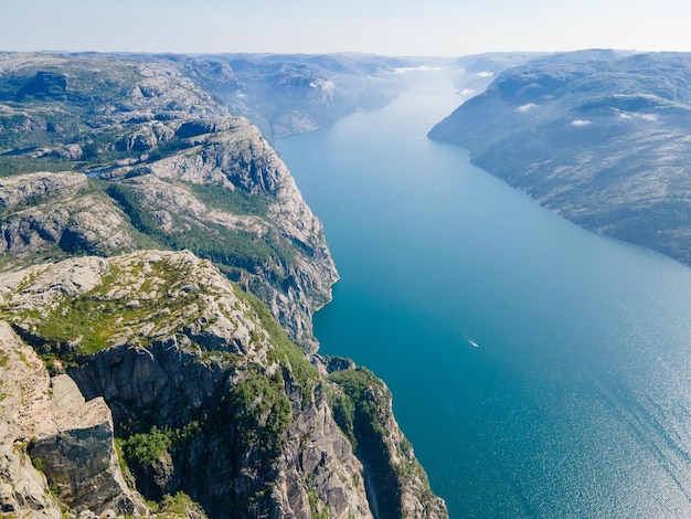 Frente a Lysefjord en el camino a Preikestolen Noruega