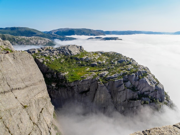 Frente a Lysefjord en una mañana nublada camino a Preikestolen Noruega