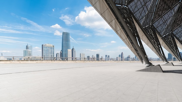 Frente de piso cuadrado vacío con paisaje urbano del horizonte de tianjin