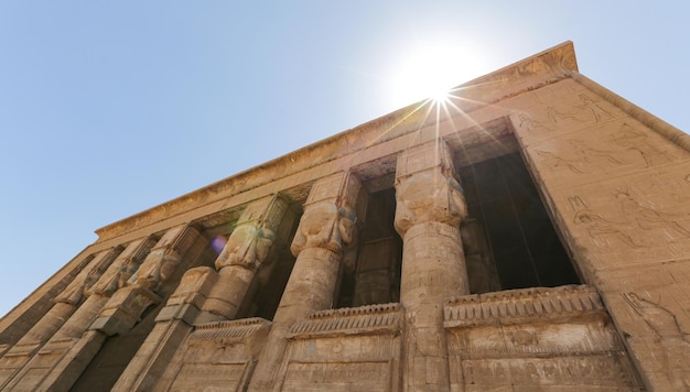 Frente del templo de Denderah en Qena Egipto