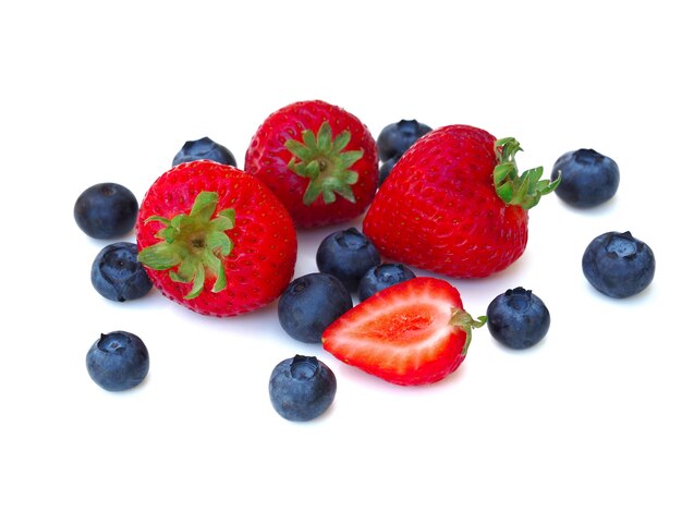 Foto fresa y arándano frescos y dulces en el fondo blanco, fruta sana y dieta.