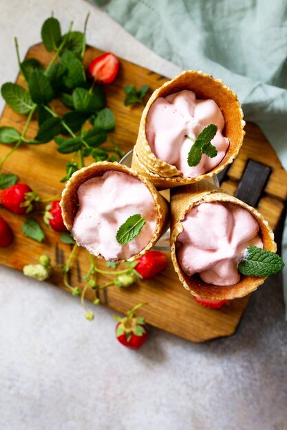 Fresa de bolas de helado en conos Espacio libre para su texto