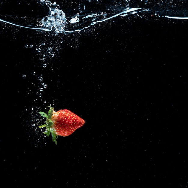 La fresa cae al agua