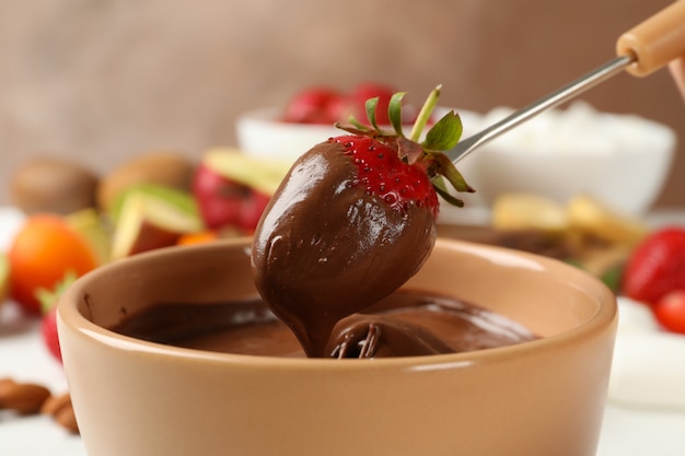 Fresa en chocolate, de cerca. Fondue de chocolate