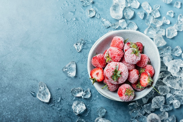 Fresa congelada con cristales de hielo.