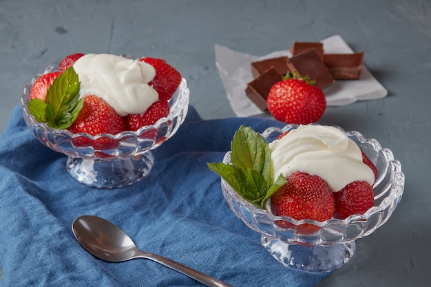 Fresa con crema batida, comida vegetariana