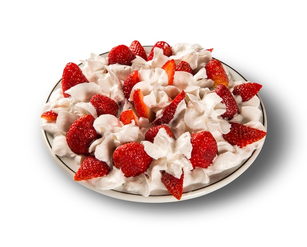 Fresa con crema chantilly en un plato