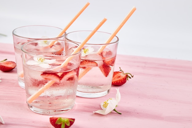 Fresa de desintoxicación de agua con flor de jazmín. Bebida o té helado de verano.