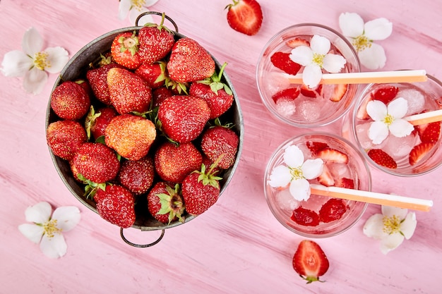 Fresa de desintoxicación de agua con flores de jazmín