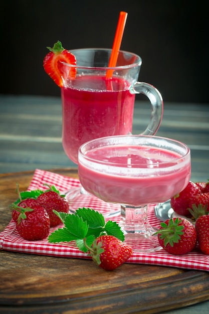 Fresa dulce y batidos saludables sobre la mesa.