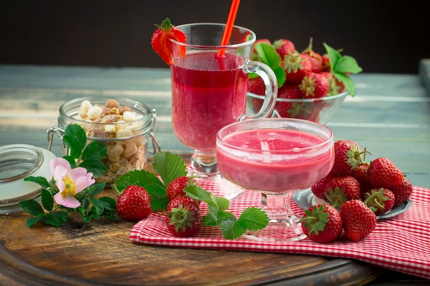 Fresa dulce y batidos saludables sobre la mesa.