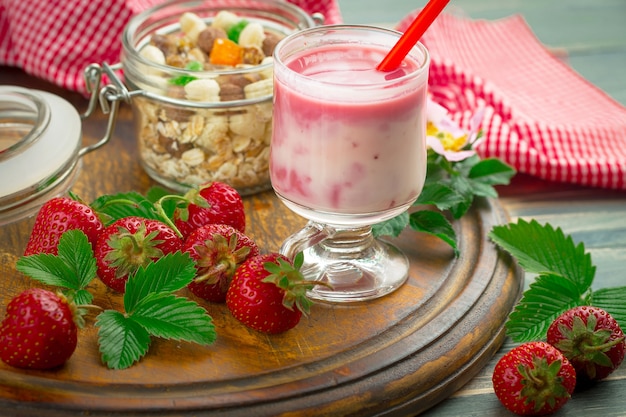 Fresa dulce y batidos saludables sobre la mesa.