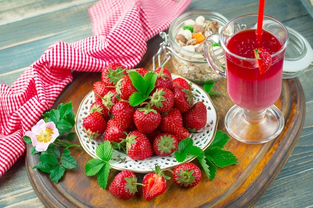 Fresa dulce y batidos saludables sobre la mesa.