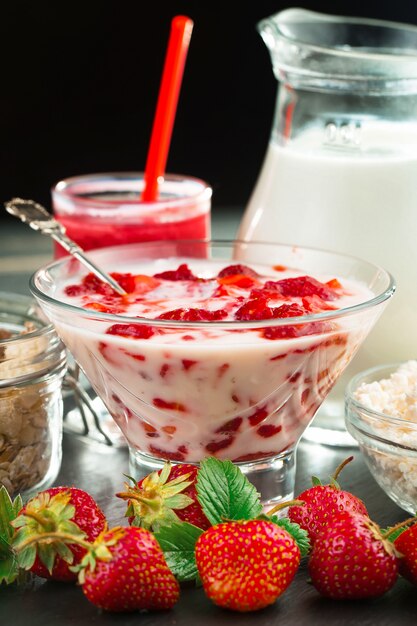 Fresa dulce y batidos saludables sobre la mesa.