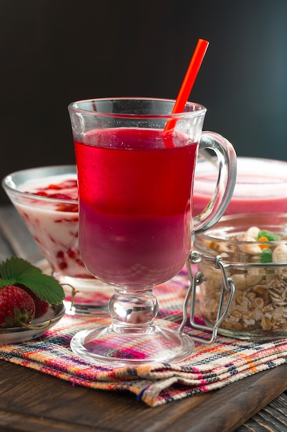 Fresa dulce y batidos saludables sobre la mesa.